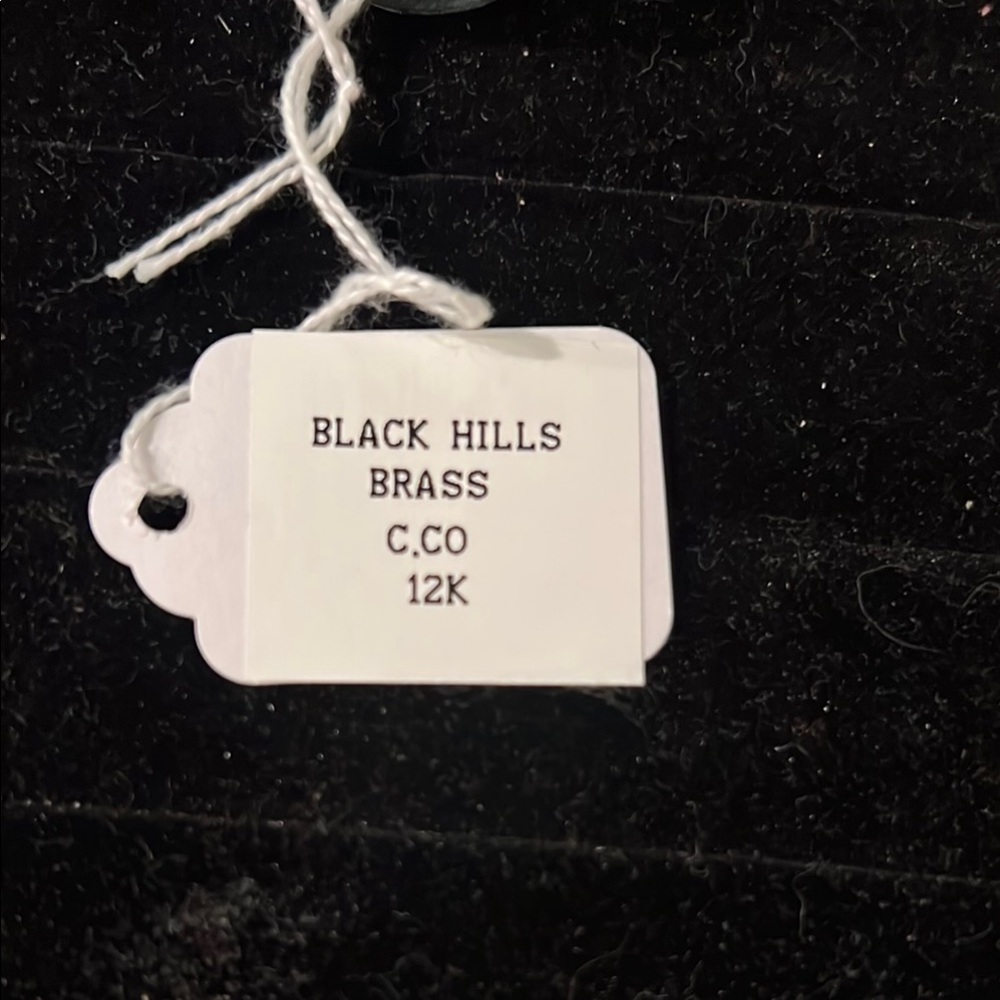 Elegant black hills gold Band Ring in a size 7 we think - Picture 2 of 4